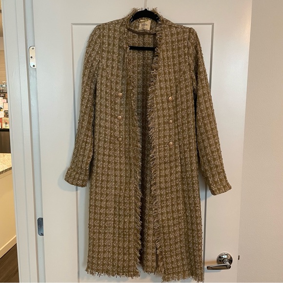 Elie Tahari Jackets & Blazers - NWOT Elie Tahari Long Women’s Buttoned Luxury Tweed Jacket (Size M)